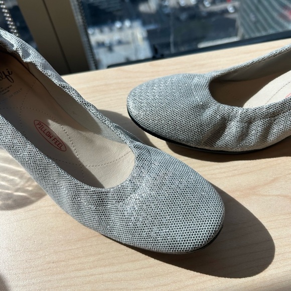 Amalfi By Rangoni 8.5 NEW  Gray Heels with Chunky Heel- pillow soft elastic heel - Picture 7 of 16